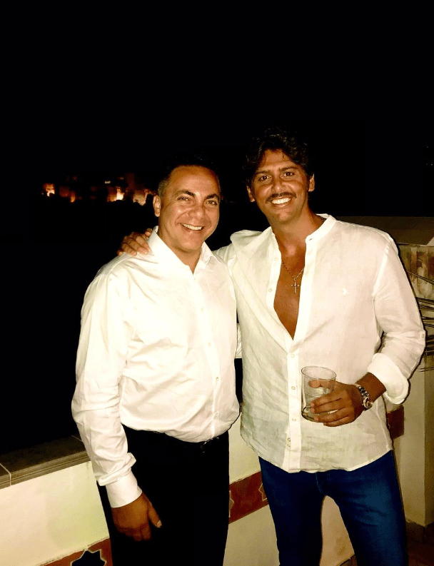 Famosos en la cueva